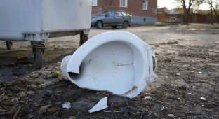 Житель Владимирской области решил стащить из кафе унитаз, да разбил его по дороге (1 фото)