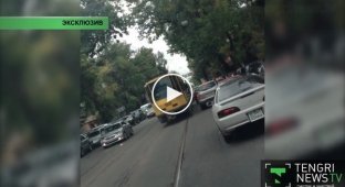 Трамвай протаранил 14 машин в Алматы
