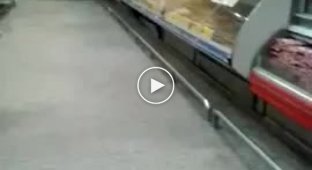 Кот в бразильском супермаркете