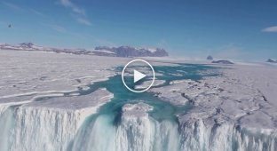 Река и водопад в Антарктиде