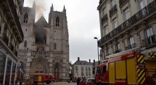 Пожар в соборе святого Петра и Павла во французском Нанте (11 фото)