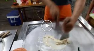 Профессиональные мороженщики Вьетнама за минуту приготовят мороженое с любыми фруктами