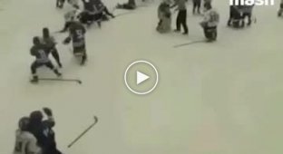 Детский хоккейный матч закончился массовой дракой прямо на льду