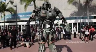 Классный костюм на робота на Comic-Con 2013
