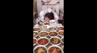 Девушка обладающая зверским аппетитом объедает закусочные в Китае