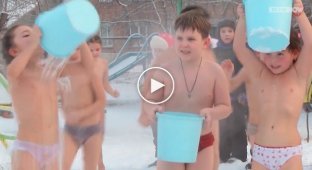 Украинские дети не показывают страха, когда играют в снегу в холодных условиях
