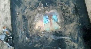 На берег выбросило доску для серфинга, набитую метамфетамином (6 фото)