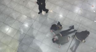 Девушка дурачилась на парапете в торговом центре и упала на проходящую внизу женщину (фото + видео)