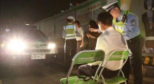 Полиция Китая придумало идеальное наказание для тех, кто не хочет переключаться с дальнего света (5 фото)