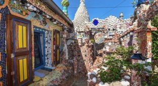 Дом-мозаика из хлама, на который создатель потратил семь лет и 100 000 евро (8 фото)