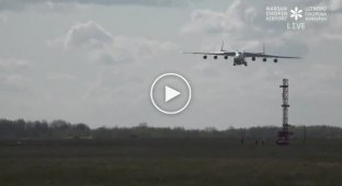 Гружённая Мрия Ан-225 машет крыльями по прибытию в Варшаву