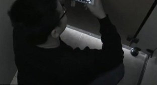 Китаец заработал выпадение прямой кишки, засидевшись за игрой в туалете (5 фото + 1 видео)