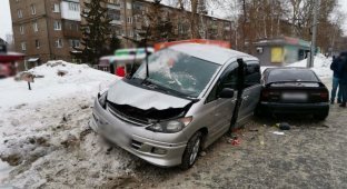 Оба водителя в больнице: столкновение двух автомобилей в Томске (4 фото + 1 видео)