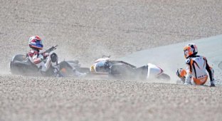 Драка мотоциклистов прямо во время мотогонки (8 фото)
