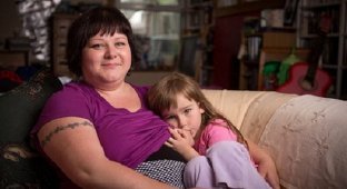 Британская мама решила кормить дочь грудью до 10 лет, чтобы повысить ее IQ (6 фото)