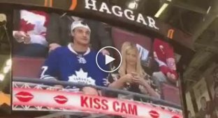 Хоккейный болельщик жестоко разыграл свою девушку во время матча