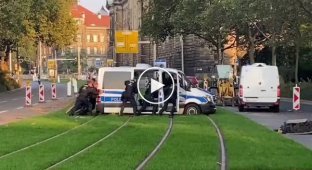 В Дрездене полицейский автомобиль не смог преодолеть трамвайные пути