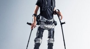 Американцы создали новый экзоскелет, позволяющий ходить людям с парализованными ногами (4 фото)