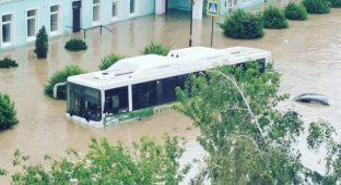 Один мощный ливень затопил Керчь и близлежащее село (3 фото + 2 видео)