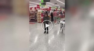 Талантливый мальчик поет песню Who's Lovin You в супермаркете