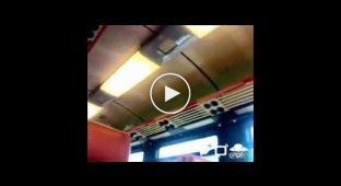 В Голландии, кондукторша поезда, забыла выключить микрофон