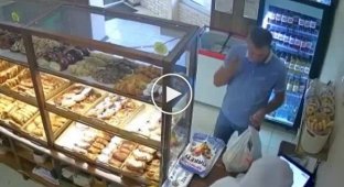 В Краснодаре мужчина зашел купить себе булочек, а ушел с коробкой для пожертвований