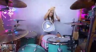 Заводная девушка с чувством ритма играет на барабанах