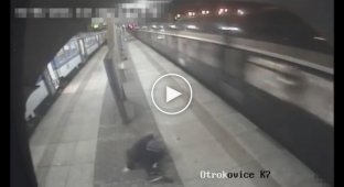 Два парня попали под скоростной поезд. Чешская республика
