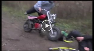 Парень пытался перепрыгнуть мотоцикл