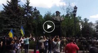 В Харькове скинули памятник Жукову