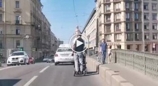 Мужчина на гироскутере проехался по центру Петербурга с двулетним малышом