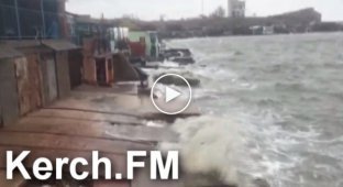 В Крыму шторм прибил к гаражам трубы, которые защищали строительство Керченского моста