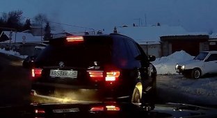 В Саратове конфликт на дороге закончился опрокидыванием одного из автомобилей (5 фото + 1 видео)