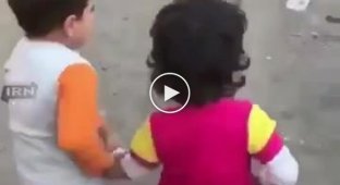 Мальчик просит еду для своей маленькой подруги после разрушительного землетрясения