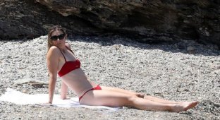 Мария Шарапова отдыхает на пляже в Италии (14 фото)