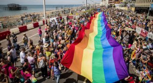Brighton Pride 2018: крупнейший гей-парад в Великобритании (18 фото)