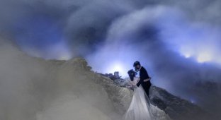 Пара устроила свадебную фотосессию внутри вулкана прямо напротив кислотного озера (4 фото)