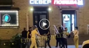 В Санкт-Петербурге парень решил снять драку кавказцев, но вскоре ему самому пришлось убегать