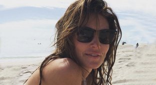 49-летняя Синди Кроуфорд восхитила своей фигурой на пляже (6 фото)