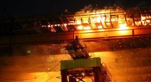 Во Владивостоке подожгли мост (15 фотографий)