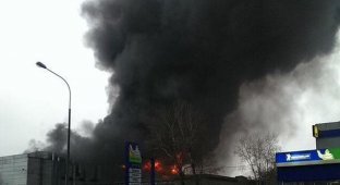 Крупный пожар по улице Перовской в Москве (12 фото)