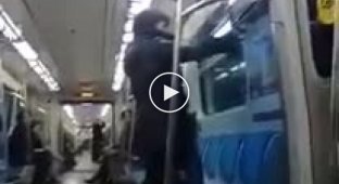 Праздник не удался. Женщина разгромила вагон алматинского метро