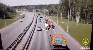 ДТП с участием двух грузовых и легкового автомобиля в Ленобласти