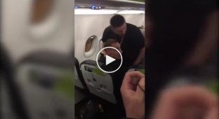 Пьяные пассажиры самолета устроили драку с полицейскими