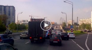 Свадебный кортеж перекрыл шоссе в Москве