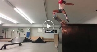 8-летняя скейтерша показывает крутые трюки 