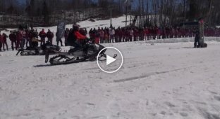 Авария на снежном мотоцикле