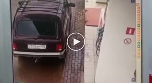 Невнимательная женщина попыталась заправить свой автомобиль беспроводным способом