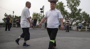 Ради похудения китаец гулял с 40-килограммовым камнем на голове (6 фото)