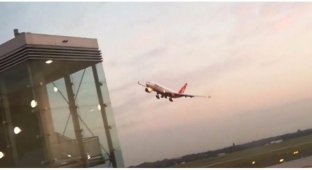 Пилот последнего рейса Air Berlin совершил впечатляющий прощальный маневр. Однако понравился он не всем (1 фото + 4 видео)